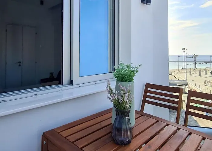 Phaedrus Living: Seaside Luxury Flat Lighthouse 69 パ フォス