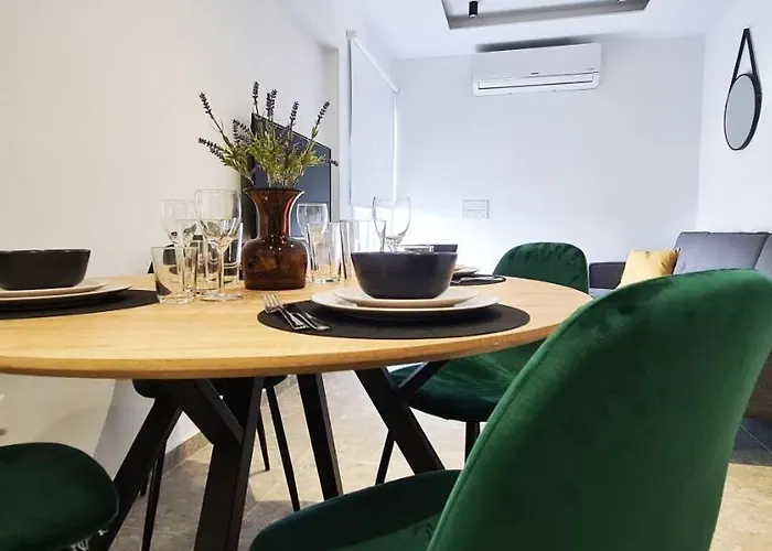 Phaedrus Living: Seaside Luxury Flat Lighthouse 69